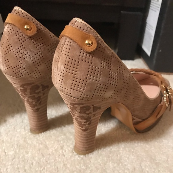 Beautiful tan heels - Picture 3 of 3